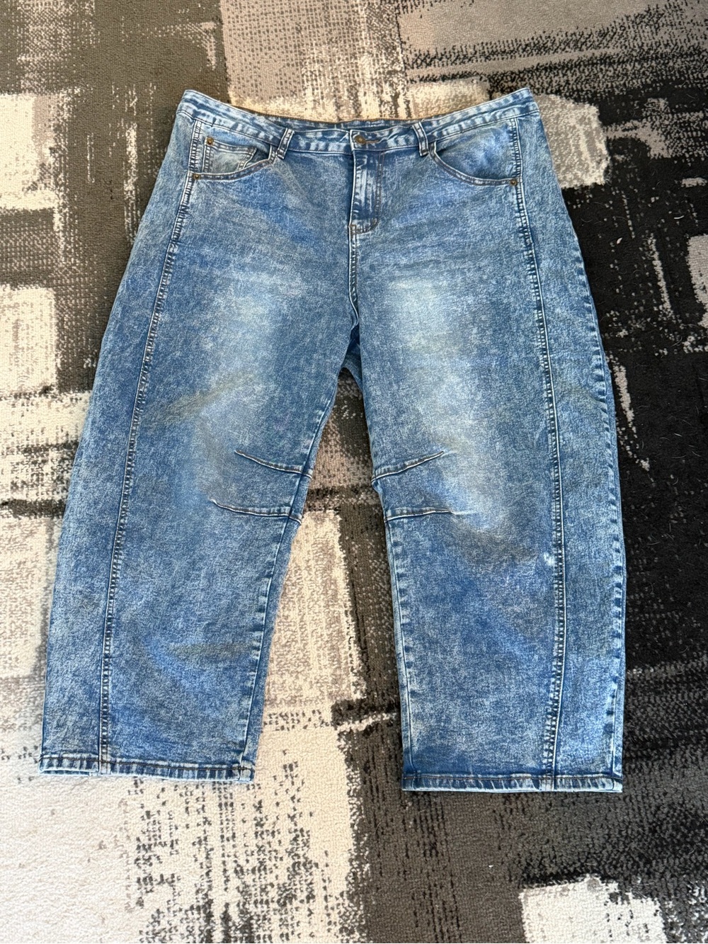 Cropped distressed jeans - Picture 2 of 5